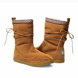 TOMS Nepal Genuine Suede Moccasin Style Faux Fur Lined Boots in Chesnut 7